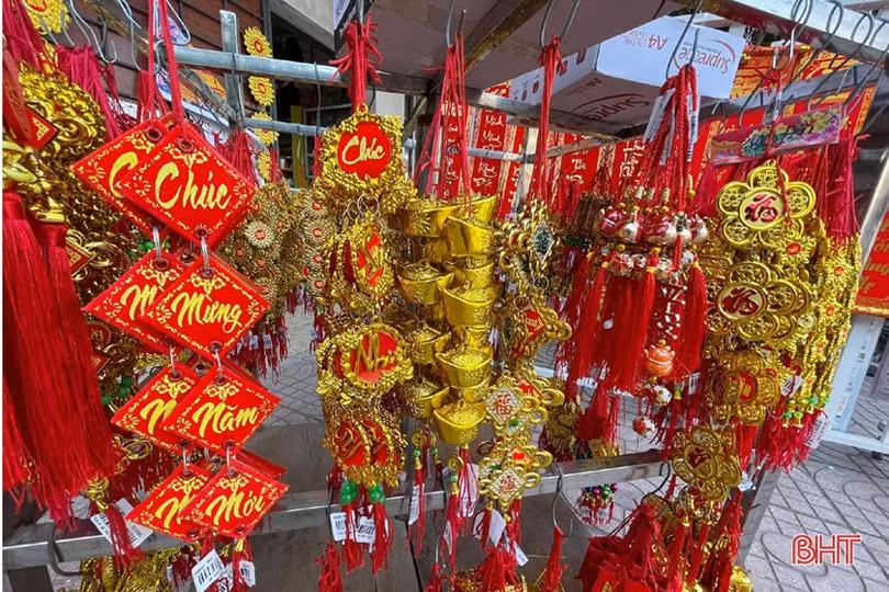 Phụ kiện trang trí tết đa dạng, người tiêu dùng Hà Tĩnh thỏa sức lựa chọn