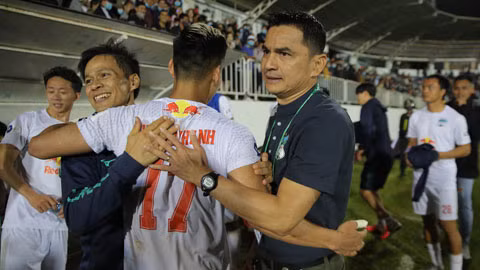 Cầu thủ Việt Nam: Đường về quê sao mà... xa quá