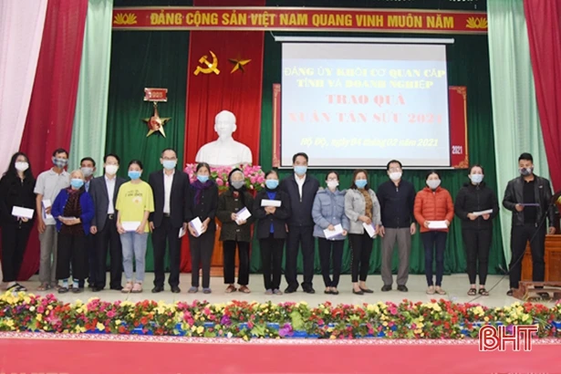 Lãnh đạo Hà Tĩnh tặng quà tết cho người có công, gia đình chính sách ở các địa phương