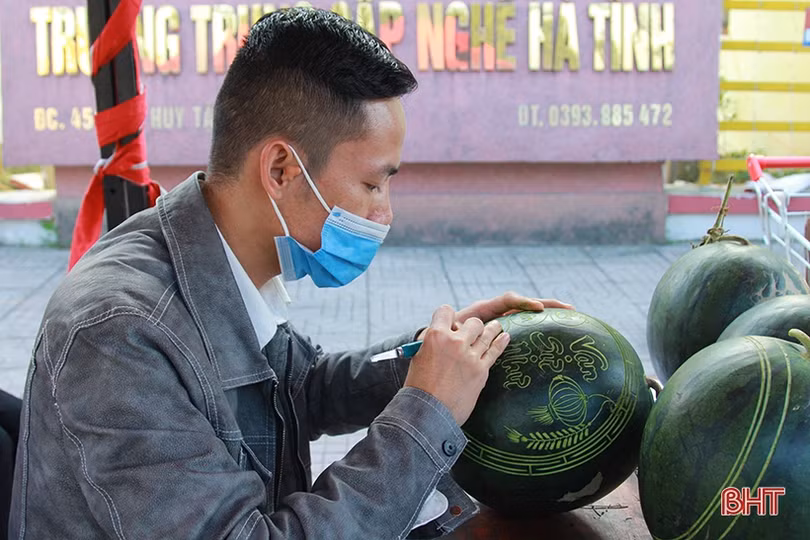 Chim bay phượng múa trên trái cây ngày tết ở Hà Tĩnh