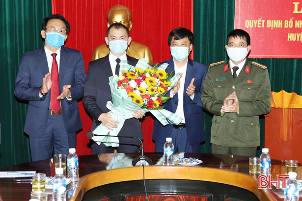 Trao quyết định bổ nhiệm Chánh án TAND huyện Nghi Xuân