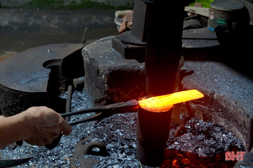 Thợ rèn Trung Lương đốt lò suốt ngày vẫn không kịp hàng phục vụ tết