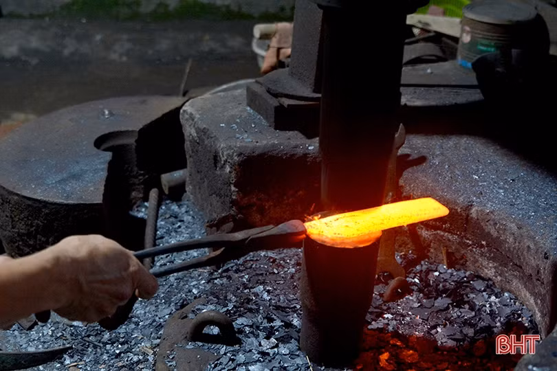 Thợ rèn Trung Lương đốt lò suốt ngày vẫn không kịp hàng phục vụ tết