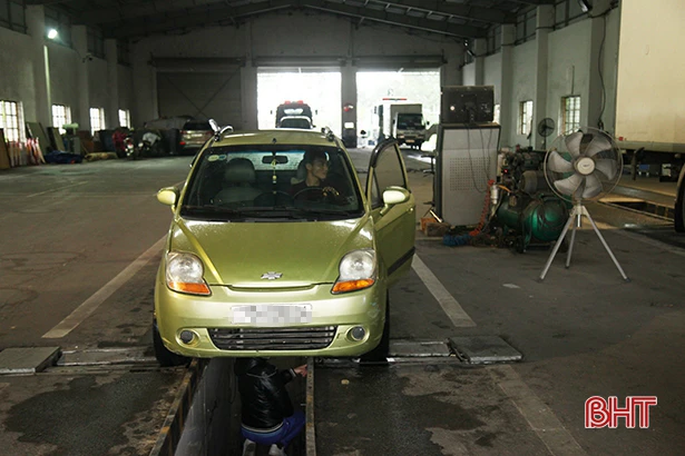 Gần 4.000 ô tô quá hạn đăng kiểm ở Hà Tĩnh (bài 2): Cách nào xử lý xe “hết đát”, quá hạn đăng kiểm?