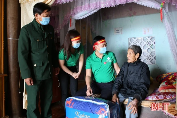 Bệnh viện Đa khoa Sài Gòn - Hà Tĩnh trao 200 suất quà Tết cho gia đình khó khăn