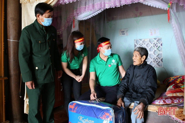 Bệnh viện Đa khoa Sài Gòn - Hà Tĩnh trao 200 suất quà Tết cho gia đình khó khăn