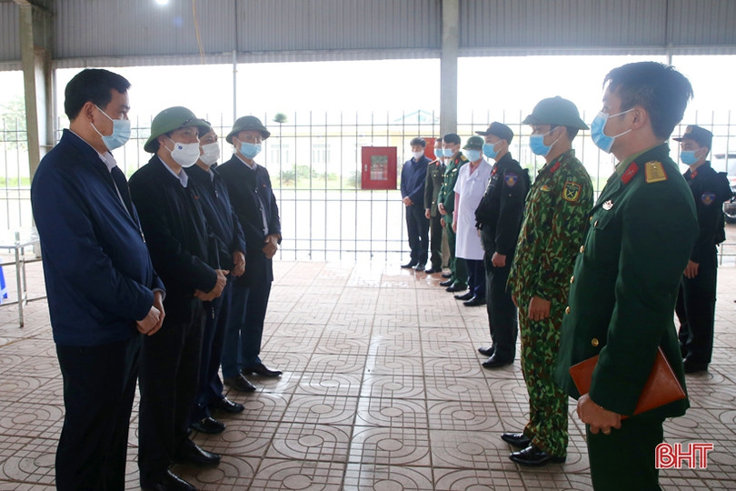 Bí thư Tỉnh ủy Hà Tĩnh tặng quà, động viên cán bộ, chiến sĩ làm nhiệm vụ ở khu cách ly tập trung TX Kỳ Anh