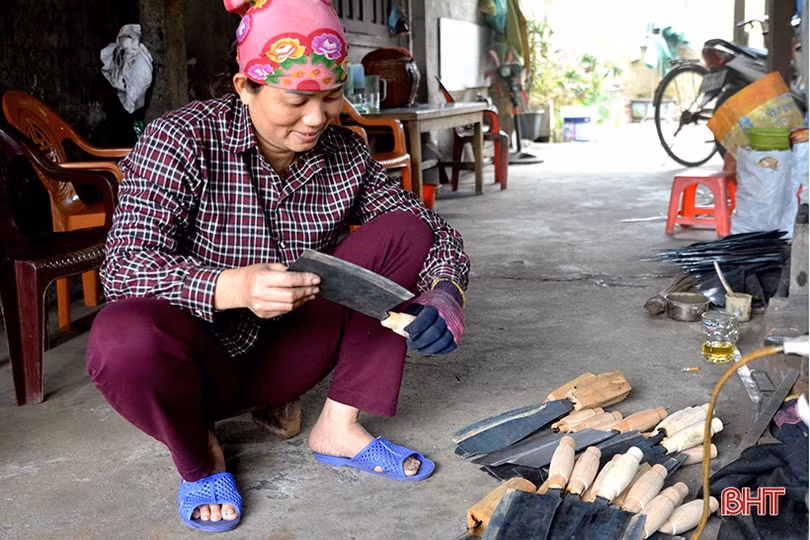 Thợ rèn Trung Lương đốt lò suốt ngày vẫn không kịp hàng phục vụ tết
