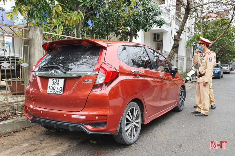 Công an TP Hà Tĩnh xử phạt 35 trường hợp dừng, đỗ xe sai quy định