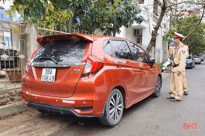 Công an TP Hà Tĩnh xử phạt 35 trường hợp dừng, đỗ xe sai quy định