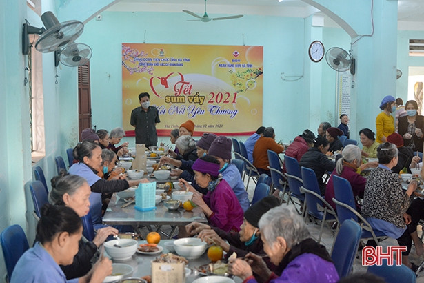 “Tết sum vầy - kết nối yêu thương” tại Trung tâm Điều dưỡng người có công và Bảo trợ xã hội Hà Tĩnh