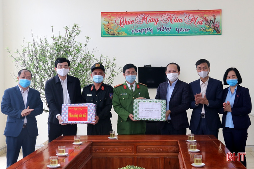 Phó Chủ tịch Thường trực UBND tỉnh chúc tết, tặng quà gia đình người có công ở TX Kỳ Anh