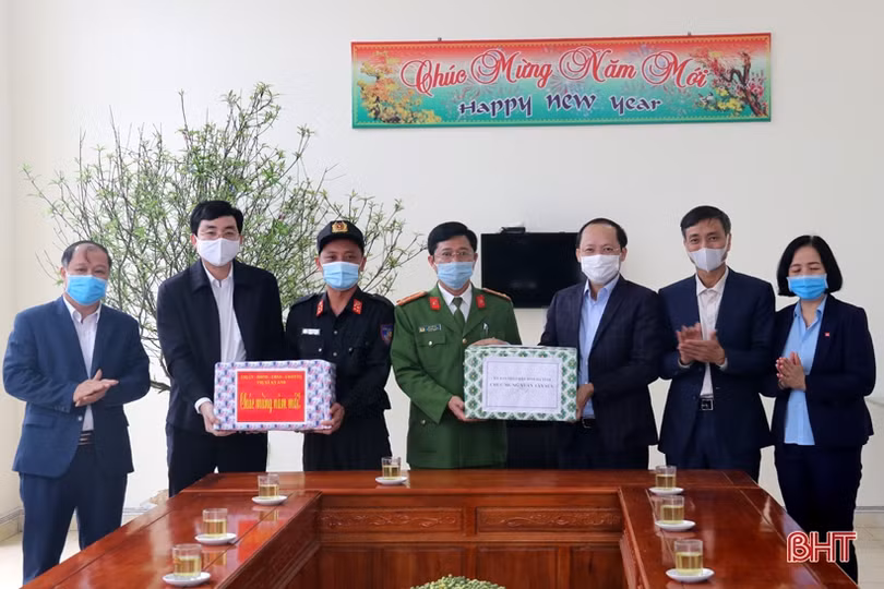 Phó Chủ tịch Thường trực UBND tỉnh chúc tết, tặng quà gia đình người có công ở TX Kỳ Anh