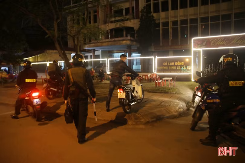 Một đêm tuần tra của cảnh sát cơ động Hà Tĩnh ngày cận tết