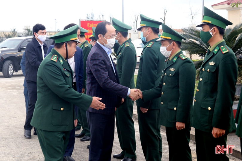 Phó Chủ tịch Thường trực UBND tỉnh chúc tết, tặng quà gia đình người có công ở TX Kỳ Anh