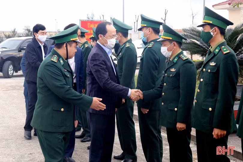 Phó Chủ tịch Thường trực UBND tỉnh chúc tết, tặng quà gia đình người có công ở TX Kỳ Anh