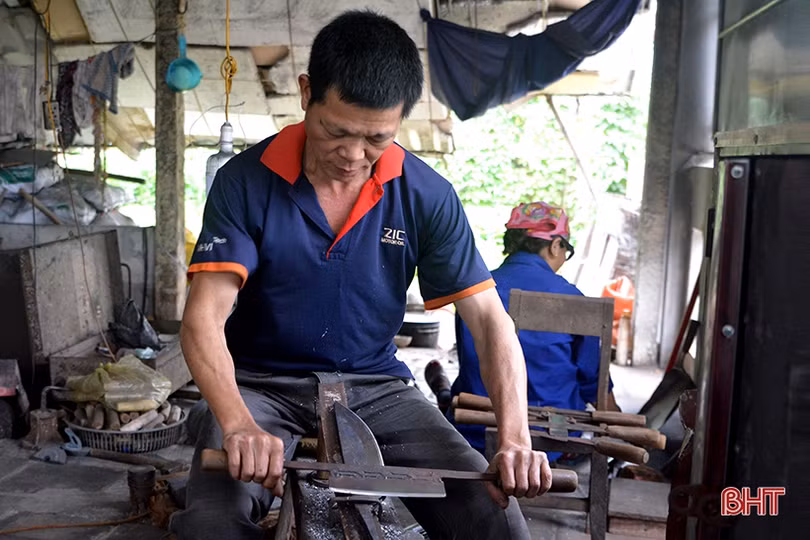 Thợ rèn Trung Lương đốt lò suốt ngày vẫn không kịp hàng phục vụ tết