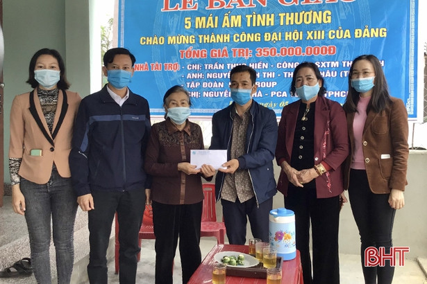 Trao 5 nhà “Mái ấm tình thương” cho các hộ nghèo ở Lộc Hà