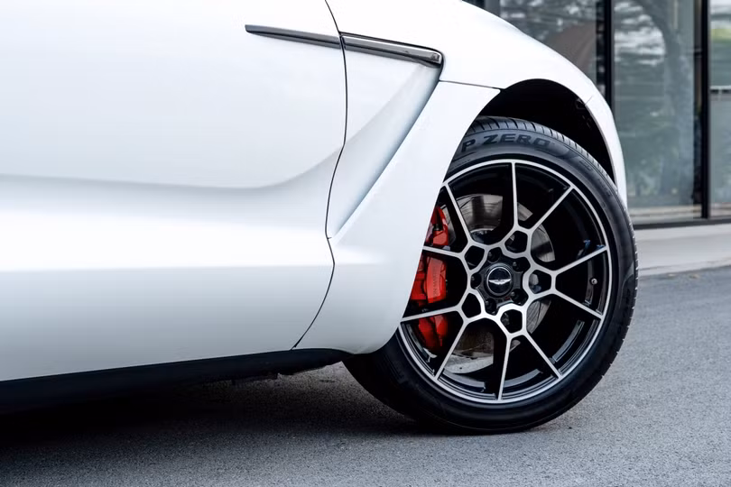 Cận cảnh siêu SUV Aston Martin DBX giá gần 17 tỷ đầu tiên tại Việt Nam