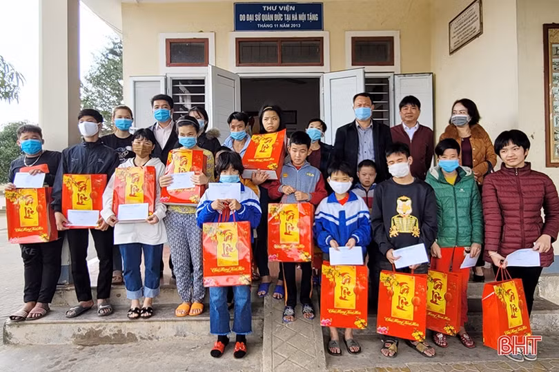 Chủ tịch Ủy ban MTTQ Hà Tĩnh thăm hỏi người có công, đối tượng bảo trợ xã hội