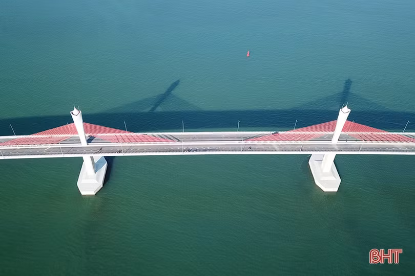 Phương tiện lưu thông qua cầu Cửa Hội từ sáng 6/2