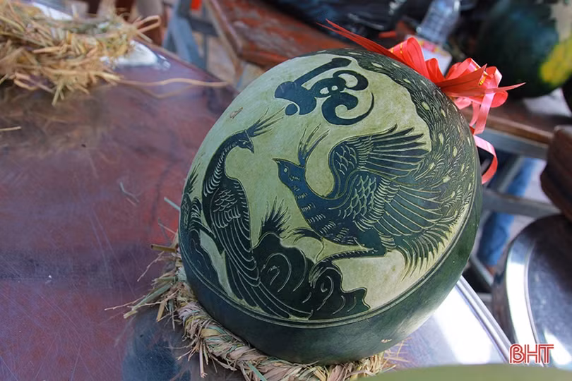 Chim bay phượng múa trên trái cây ngày tết ở Hà Tĩnh