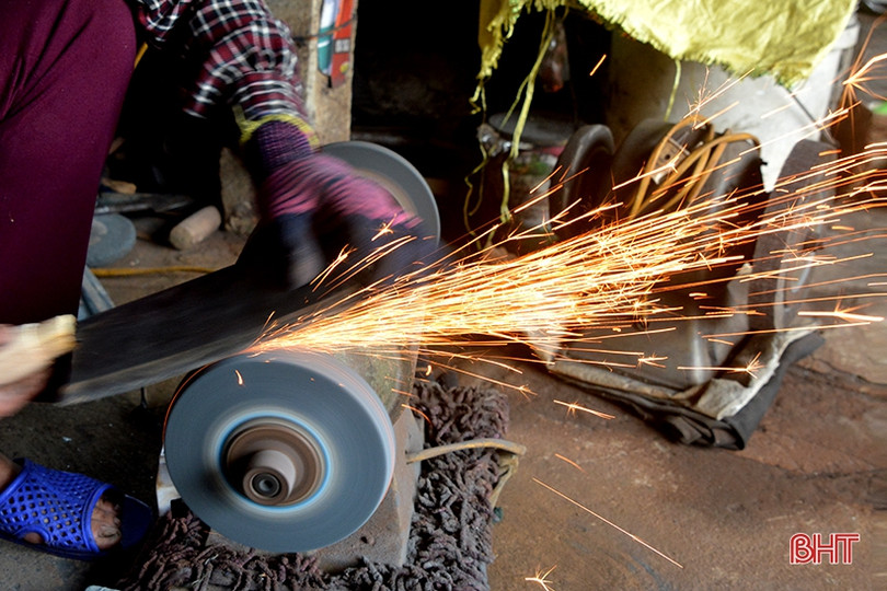 Thợ rèn Trung Lương đốt lò suốt ngày vẫn không kịp hàng phục vụ tết