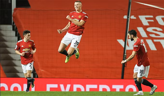 M.U thắng 9-0, vươn lên bằng điểm Man City