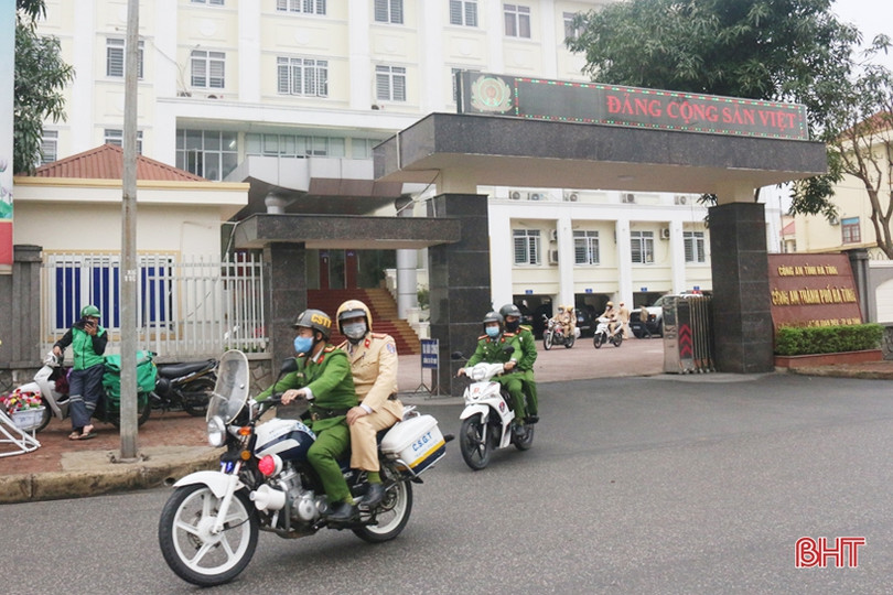 Công an TP Hà Tĩnh xử phạt 35 trường hợp dừng, đỗ xe sai quy định