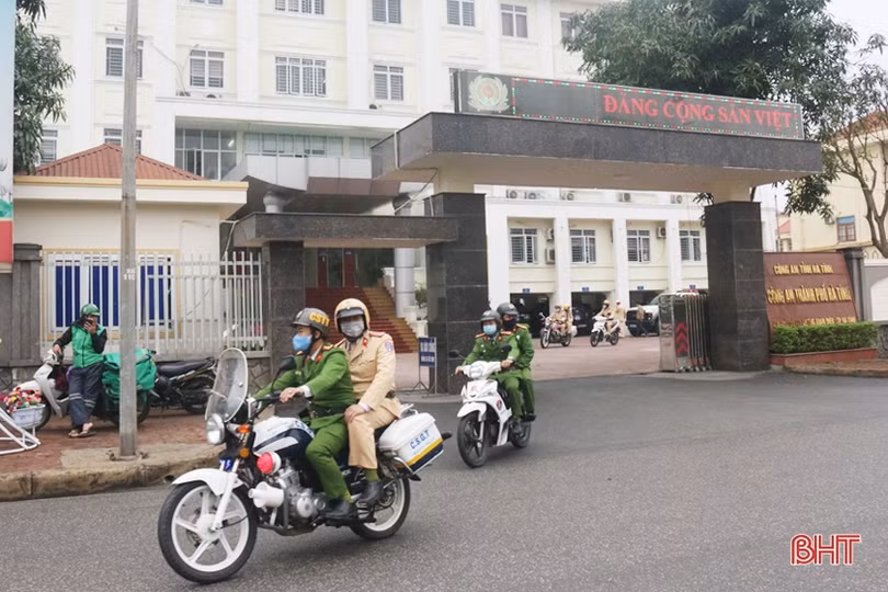 Công an TP Hà Tĩnh xử phạt 35 trường hợp dừng, đỗ xe sai quy định