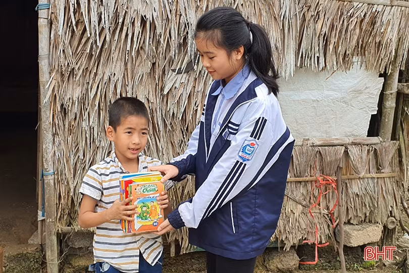 Trao hơn 40 triệu đồng bạn đọc Báo Hà Tĩnh ủng hộ mẹ con chị Lê Thị Xuân