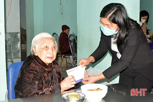 “Tết sum vầy - kết nối yêu thương” tại Trung tâm Điều dưỡng người có công và Bảo trợ xã hội Hà Tĩnh