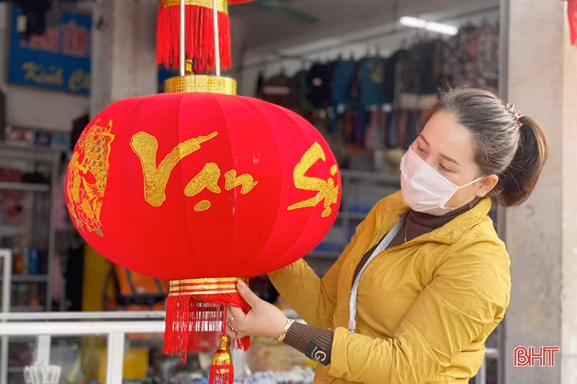 Phụ kiện trang trí tết đa dạng, người tiêu dùng Hà Tĩnh thỏa sức lựa chọn