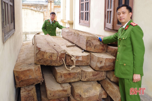 Tháo hết ghế xe khách 16 chỗ để chở lượng lớn gỗ lậu từ Quảng Bình ra Hà Tĩnh