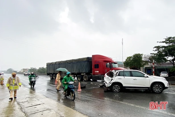 Gần 4.000 ô tô quá hạn đăng kiểm ở Hà Tĩnh (bài 2): Cách nào xử lý xe “hết đát”, quá hạn đăng kiểm?