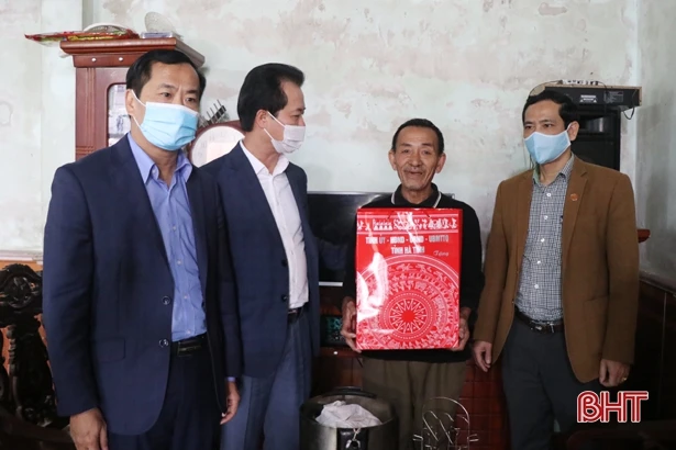 Lãnh đạo Hà Tĩnh tặng quà tết cho người có công, gia đình chính sách ở các địa phương