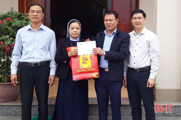 MTTQ Hà Tĩnh thăm hỏi, chúc tết bà con giáo dân huyện Hương Khê