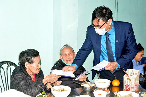 “Tết sum vầy - kết nối yêu thương” tại Trung tâm Điều dưỡng người có công và Bảo trợ xã hội Hà Tĩnh