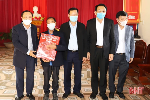 Trưởng ban Tổ chức Tỉnh ủy tặng quà các đối tượng chính sách ở Nghi Xuân
