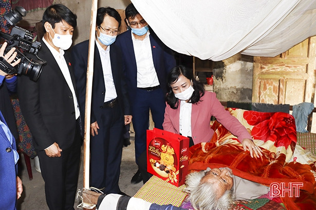 Trưởng ban Dân vận Tỉnh ủy tặng quà tết các gia đình chính sách, đảng viên cao tuổi