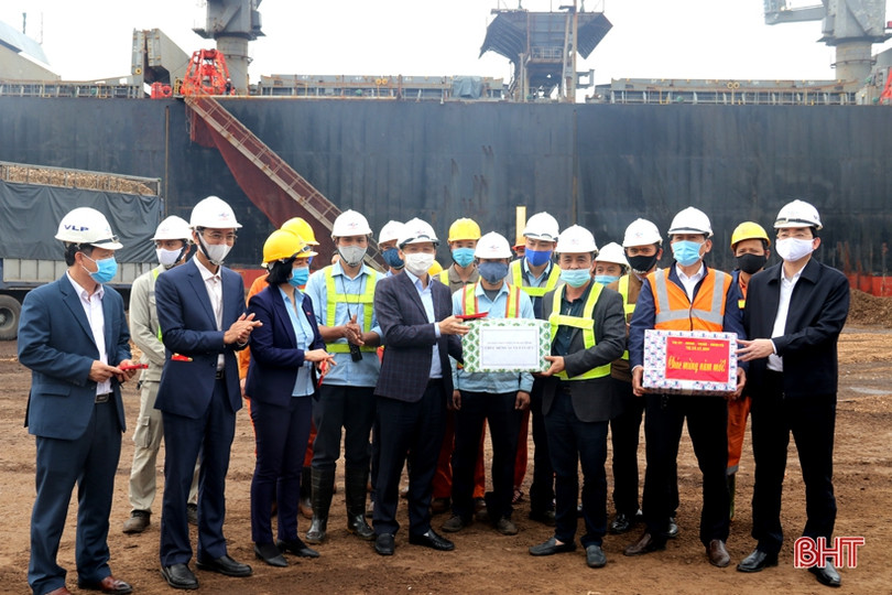 Phó Chủ tịch Thường trực UBND tỉnh chúc tết, tặng quà gia đình người có công ở TX Kỳ Anh