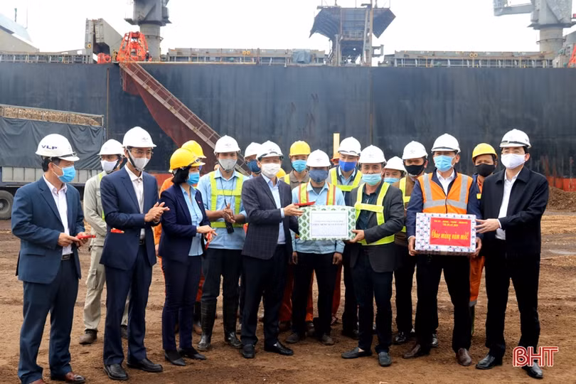 Phó Chủ tịch Thường trực UBND tỉnh chúc tết, tặng quà gia đình người có công ở TX Kỳ Anh