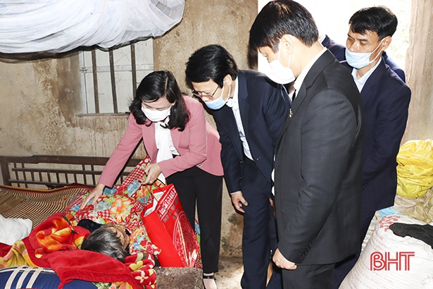 Trưởng ban Dân vận Tỉnh ủy tặng quà tết các gia đình chính sách, đảng viên cao tuổi