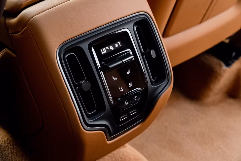 Cận cảnh siêu SUV Aston Martin DBX giá gần 17 tỷ đầu tiên tại Việt Nam