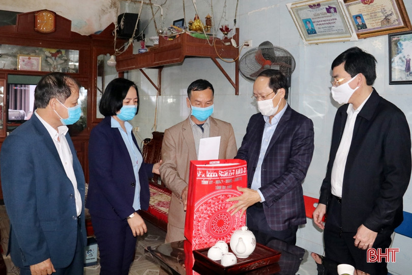 Phó Chủ tịch Thường trực UBND tỉnh chúc tết, tặng quà gia đình người có công ở TX Kỳ Anh