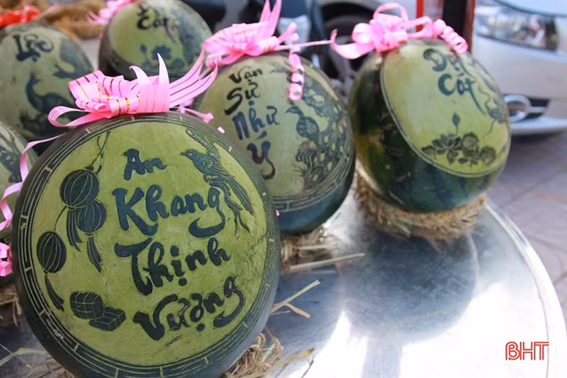 Chim bay phượng múa trên trái cây ngày tết ở Hà Tĩnh