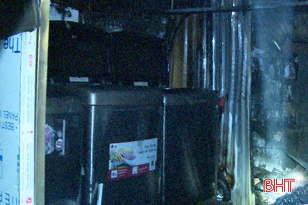 Gần tết, 1 tiệm giặt là ở TP Hà Tĩnh bị “bà hỏa” thiêu rụi