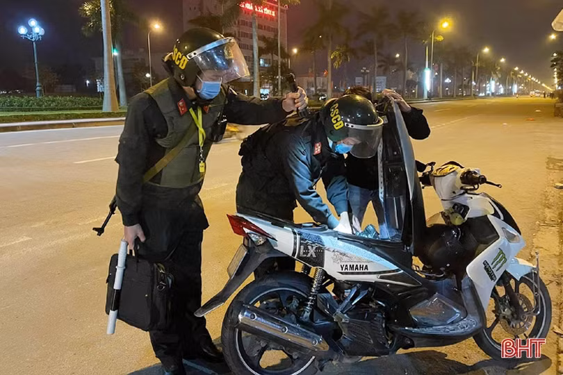 Một đêm tuần tra của cảnh sát cơ động Hà Tĩnh ngày cận tết