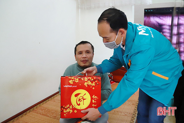 Bưu chính Viettel Hà Tĩnh tặng quà tết cho hộ nghèo, nạn nhân da cam