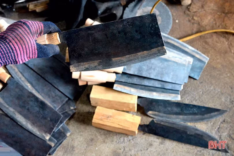 Thợ rèn Trung Lương đốt lò suốt ngày vẫn không kịp hàng phục vụ tết